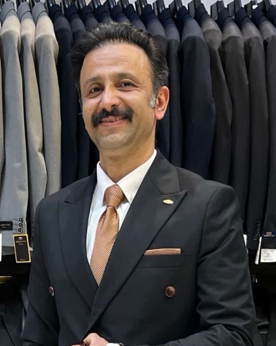 چند قرن بردگی: محسن به راستی چه آراسته بود۱۸ دی، برای کم کردن اثر گاز اشک‌آور، کارتن آتش زد، همان‌جا تک تیرانداز به جمجمه‌اش شلیک کرد. 