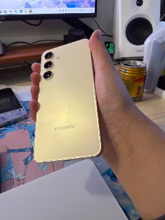 #出售 #电子产品 #三星手机 #Samsung 联系 Satou Matsu 价格 2470出一台国行S24,今年10月底国补价格买的,体验完毕故出，已刷港版系统,带原包装，到手就贴了膜，等壳快递的过程中摔了一下有个坑在左下角见图，发顺丰包邮