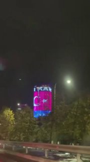 צפו: יום הרפובליקה של טורקיה נחגג על ידי הארת הבניין בבירת קוסובוס, פרישטינה, עם דגל טורקיה. אוכל_נתונים…