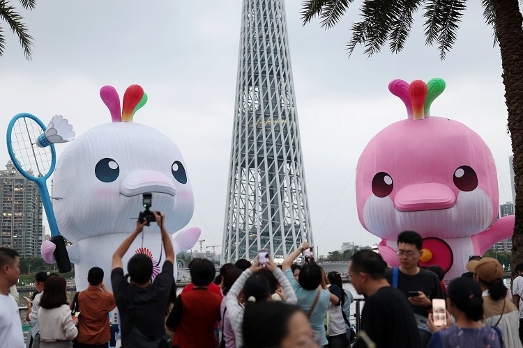 【第15届全运会开幕】第15届全国运动会吉祥物「喜洋洋」和「乐融融」在广州塔前亮相，广东省。11月9日，中国第15届全国运动会在广东、香港、澳门举行，竞技比赛项目共设34个大项419个小项，赛程持续至11月21日，来自全国各地的14252名运动员将角逐产生419枚金牌。这是粤港澳三地首次联合主办全运会，也是迄今规模最大、赛期最长的一届。 source