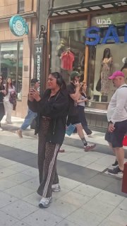 ילדה בוכה בזמן שתיעדה ייצוג של משהד של דוקטור המעצר חוסאם אבו סאפיה במהלך אירוע סולידריות בשטוקהולם, שוודיה.