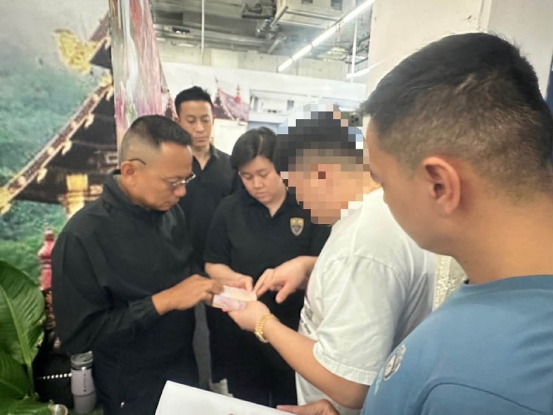 东南亚抓捕遣返线索：泰国清迈移民局查获中国男子使用伪造护照申请续签 涉伪造证件被依法逮捕配图