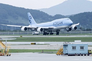 【美国释放被捕韩国劳工】美国移民局释放的韩国企业劳工搭乘大韩航空包机返回韩国，仁川国际机场。9月12日，316名遭美国移民执法机构拘押一周的韩国籍劳工搭乘包机返回韩国。韩国外交部长赵显宣布韩国外交部与美国国务院已同意成立工作组就完善签证制度进行磋商，具体措施将包括新设签证类别、在美国驻韩使馆设立专门窗口优先为赴美从事投资项目的韩国企业人员办理签证等。 source