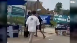 מתנחלים תוקפים פעילים ממפלגת "הדמוקרטים" ב"חולון" במרכז הארץ.