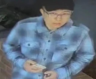移民男子签证被拒后涉嫌在澳大利亚随机施暴，用热咖啡烫伤婴儿，事发近一年后，澳洲正敦促中方对嫌犯采取行动据报道，一名中国籍男子因签证申请遭拒，在澳大利亚实施一起令人震惊的随机袭击，用热咖啡烫伤了一名婴儿。尽管该男子受中国法律保护免于被引渡，但舆论正呼吁中国方面对此采取行动。2024 年 8 月 27 日，9 个月大的婴儿卢卡（Luka）和母亲在汉伦公园时，一名与其家人毫无关系的男子突然将一瓶保温壶热咖啡泼在他身上后逃离现场。这起随机袭击引发了公众强烈愤慨。婴儿面部和上半身等约 60% 的皮肤严重烧伤，被迫接受