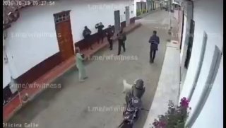 Police officers were attacked by a sniper in Regonvallia, a department north of Santander. The bullet hit the ground and passed very close to the policemen, in an area where there were also civilians. No injuries were reported in the attack.