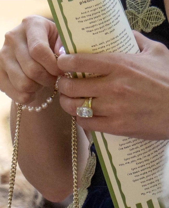 Taylor Swift: 🚨- اولین تصاویر واضح از حلقه ازدواج تیلور سوییفت!😭💍#TaylorSwift #Update #Ring@Taylor_Swift_Lovers🚨- اولین تصاویر واضح از