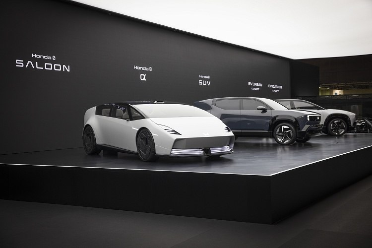 【本田下调利润预期】2025年日本移动出行展（Japan Mobility Show），本田公司展示一款纯电动高端跑车原型车，东京。本届日本移动出行展的主题为「去探寻令人兴奋的未来」，共有超过500家企业和机构参展。本田汽车公司财报显示2025财年上半年汽车销量168万台，同比下降-5.6%；净利润3118亿日元（约合20亿美元），同比下降-37%，预计全年利润5500亿日元，较前次预期下调-21%，主要原因包括成本上升、半导体供应短缺和汽车销量下滑。 source