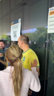 חבר הקונגרס לשעבר אדוארדו בולסונארו ופאולו פיגרדו, בנו של השליט הצבאי הברזילאי האחרון, מתקבלים על ידי תומכי…