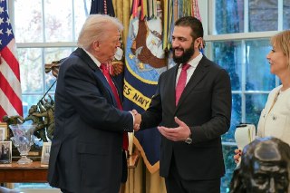 【叙利亚总统访问白宫】美国总统 Donald Trump 与叙利亚临时政府总统 Ahmad al-Sharaa 举行会晤，华盛顿白宫。11月10日，美国总统 Trump 在白宫与叙利亚临时总统 al-Sharaa 就双边关系、反恐合作、经贸投资等议题举行约2小时闭门会谈。这是1946年迄今叙利亚领导人首次访问白宫，叙利亚临时总统 al-Sharaa 从白宫侧门进入，并未按常规举行媒体活动。叙利亚外交部会后发表声明称本次会谈「友好而富有建设性」。美国总统 Trump 在会谈后向媒体称赞 al-Sharaa 是