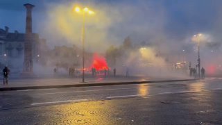 🔴 JUST IN: Paris' Victory Square, שקוע בגז. AB7 Média ✅ @balkanspectator - ערוץ החדשות הבלקן המוביל באנגלית