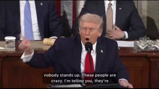 川普指着在场的民主党议员们破口大骂：“这些人真是疯狂。民主党要摧毁我们的国家，我们阻止了他们。”共和党政客们起立欢呼鼓掌。反过来，如果哪个民主党总统在国情咨文演讲中这么骂共和党议员，共和党政客就要呼吁“不要煽动”了。
