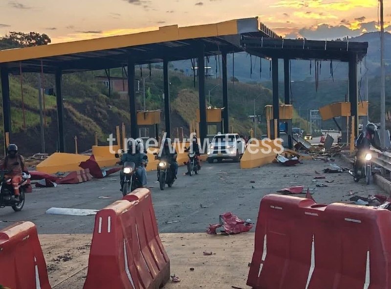 🇨🇴 פיגוע נפץ פגע ברחבת האגרה החדשה בכביש המהיר סנטנדר דה קוויליצ'או-פופאיאן, בגזרת קצ'ימבל, הלילה, הרשויו…