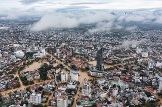 【越南中部洪灾加剧】越南顺化市遭洪水侵袭。11月4日，越南政府通报中部地区暴雨洪灾已造成40人死亡，近8万栋房屋被淹，逾1.08万公顷农作物损毁。越南是全球最易遭受暴雨洪灾的国家之一，2025年6月迄今已经历12场风暴侵袭，累计经济损失达20亿美元。新生成的台风「海鸥」（Kalmaegi）预计11月7日登陆越南中部沿海地区。 source