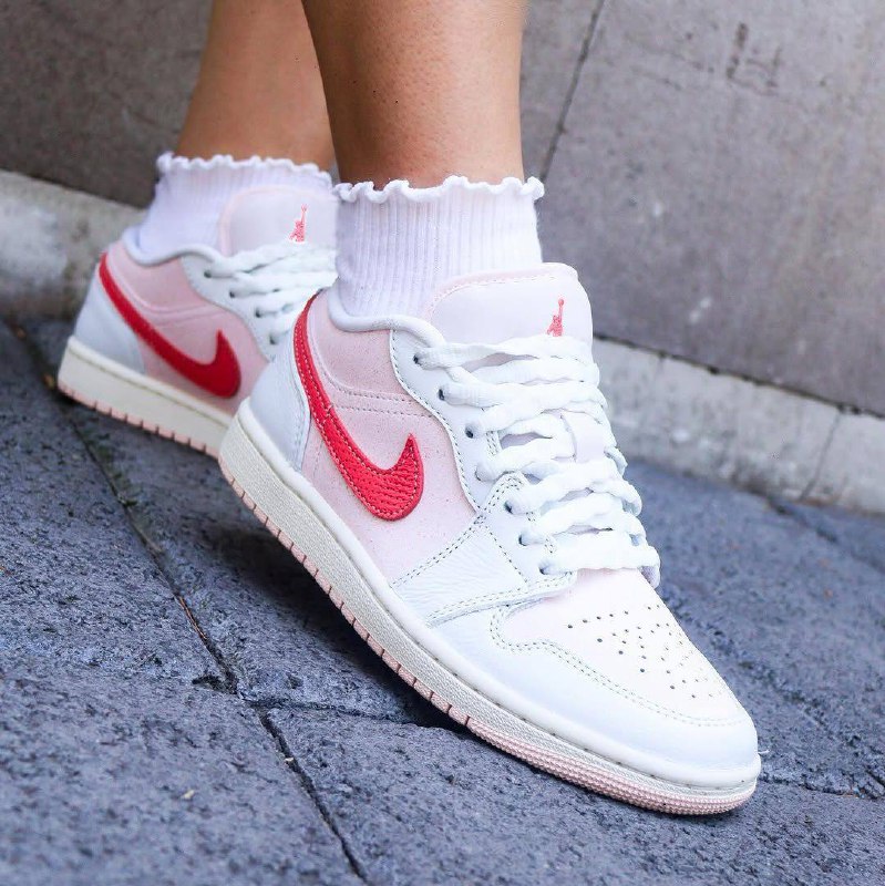 Imagem Tênis Air Jordan 1 Low SE “Strawberry”