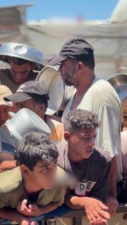 בתור בהוספיס עומדים ילדים, נשים וקשישים ומחכים לארוחה אחת שתפיג את חומרת הרעב, במשהד המשקפת את היקף הסבל הא…