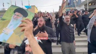 מיליוני אבלים נוהרים לאולם התפילה של האימאם חומייני בטהראן