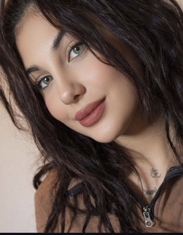 چند قرن بردگی: نام جاویدنام #آمنیس_صادقی را بلند بگویید؛ آمنیس فقط ۱۷ سال داشت… ۱۷ سال… فقط ۱۷ سال. فرزند ایران، که در جریان اعتراضات س
