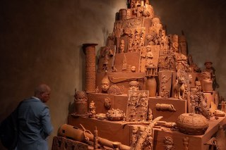 【西非艺术博物馆开馆】尼日利亚「西非艺术博物馆」（MOWAA）举办开幕预展活动，贝宁城。11月11日，位于贝宁城的「西非艺术博物馆」正式开放，开馆首展「尼日利亚想象：归乡」共呈现10位艺术家的作品，涵盖绘画、雕塑、装置、电影等类别，重点探讨尼日利亚民族文化的定义和成型。「西非艺术博物馆」由法国、德国及私人捐助者共同出资建立，原计划收藏展示欧洲掠夺的贝宁青铜器，但是因文物归属权争议而改为侧重当代艺术领域。 source