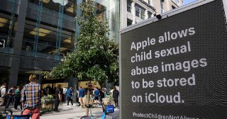 欧盟拟议新法规要求大规模扫描数字消息，包括加密消息，以检测儿童性虐待材料  欧盟正接近通过一项新法规，该法规将强制对所有数字消息进行大规模扫描，包括加密消息，目的是检测儿童性虐待材料（CSAM）。这项提议的法律，首次于2022年提出，将实施一种“上传审查”系统，扫描所有数字消息，包括共享的图像、视频和链接。如果用户不同意扫描，将无法分享图片或链接。该法律似乎同时支持和拒绝端到端加密，一方面强调端到端加密是保护基本权利的必要手段，另一方面指出加密消息服务可能成为儿童性虐待材料的“安全区域”。  隐私倡导者和…