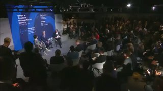 加州州长纽森在慕尼黑安全会议的论坛上说特朗普只是暂时的存在，他们每天都在抗争以保卫美国。他说：希望你能理解——特朗普不仅是暂时的存在，而且他可能是历史上最不具美国精神的总统之一。我对此深信不疑，这话绝不是随便说说的。他就像一种入侵物种，已经占据了共和党。要知道，我每天都坐在里根当年用过的办公室里。里根曾是加利福尼亚州州长。面对今天的局面，里根一定会感到羞愧。人们还记得，里根在椭圆形办公室的最后一次演讲，谈的是自由女神的火炬，谈的是新来者的勇气与活力，谈的是究竟是什么让美国区别于世界其他国家。而这些价值观，如