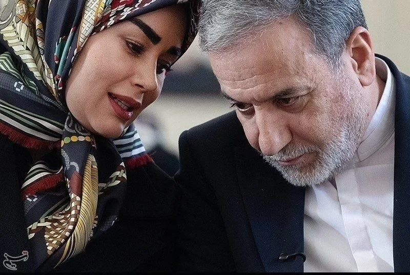 شبهای پاتایا: آرزو خانم رئیس انجمن دیپلماتیک بانوان کل کشور شد، طویله هم اینقدر بی در و پیکر نیست. 🆔 @Shabhaypataya 💯