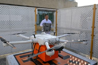 【成都无人机血液航线启用】成都市血液中心无人机物流枢纽站，一架无人机准备起飞执行血液配送工作，中国。12月25日，成都市正式开通低空无人机血液配送航线，首阶段共设置2条航线，分别从成都市血液中心直达四川大学附属成都市第二人民医院和龙泉驿区第一人民医院，单程耗时约20分钟，比传统地面交通配送效率提升50%以上。该项目投入的无人机具备AL-4级自动化飞行能力，能够在夜间、雨雪和6级大风环境下安全运行，运输类别包括红细胞类、血小板类和血浆类在内的所有血液制品，全程确保0.5℃精准温控，单次最大载重10公斤，最大航