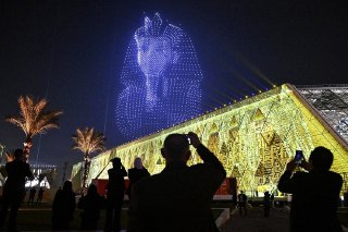 【大埃及博物馆开幕仪式】大埃及博物馆（Grand Egyptian Museum）举行开幕日烟花及无人机表演，吉萨。11月1日，埃及政府为大埃及博物馆举行官方开幕庆祝仪式，埃及总统 Abdel-Fattah el-Sissi 及来自79个国家、地区及组织的代表现场出席。大埃及博物馆从2005年开始建造，投资超过10亿美元，是全球规模最大的单一文明主题博物馆。这座博物馆占地面积达50万平方米，馆藏超过10万件古埃及文物，核心展品包括法老图坦卡蒙陵墓出土的5992件随葬品、胡夫太阳船以及拉美西斯二世巨像等，预计