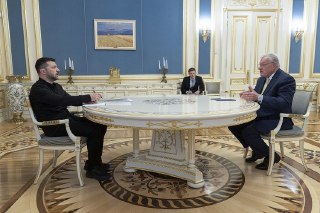 【乌克兰总统会晤美国特使】乌克兰总统 Volodymyr Zelensky 与美国总统特使 Keith Kellogg 举行会晤，基辅。9月11日，乌克兰总统与美国总统特使就乌克兰安全保障计划、俄乌冲突谈判、国防产业合作等议题举行会谈。乌克兰总统府发表声明称，希望美方积极回应乌克兰提出的联合生产无人机和武器的双边协议，强调俄美乌领导人三方会晤是结束战争的最有效模式。当天美国总统 Donald Trump 在采访中表示对俄罗斯的耐心「快要耗尽」，警告称考虑对俄罗斯银行和石油出口实施新制裁。 source