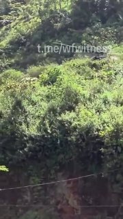 ️🇨🇴 צילומים נוספים מראים את עוצמת העימותים, כאשר מסוקי חיל האוויר הקולומביאני AH-60 Arpía III מספקים תמיכ…