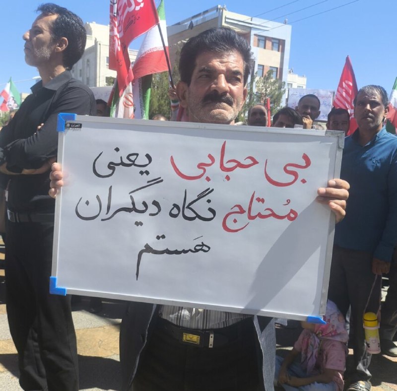 ⓀoD85: دخترای بی‌حجاب، واقعا محتاج نگاه این یارو بودین؟:)))@kod85