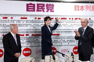【日本自民党压倒性胜选】日本首相、执政党自民党总裁高市早苗在竞选总部确认当选议员名单，东京。2月9日，日本第51届众议院选举结果公布，现任执政党「自民党」赢得465个众议院席位中的316席，成为日本二战后首个获得众议院三分之二以上绝对多数席位的单一政党，这意味着自民党已拥有修宪所需的议会席位。最大在野党「中道改革联合党」仅获得49席，席位数大幅减少118席。现年64岁的高市早苗预计将在2月中旬召开的特别国会会议上连任首相。受日本大选结果影响，日经指数早盘一度上涨超过5%，首次突破57000点大关。 sour
