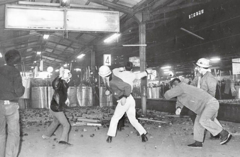 【来自投稿】1968年“新宿骚乱”期间，火车站变成了战场