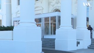 第一夫人梅拉尼娅·特朗普星期一(11月24日)迎来了今年白宫的官方圣诞树，这棵来自密歇根州科尔森树木农场的白冷杉由两匹克莱兹代尔马牵引的马车运抵。梅拉尼娅身着乳白色大衣，戴着深红色手套，与一名车夫及站在马匹旁的女士握手致意。这棵18.5英尺高的圣诞树将在白宫蓝厅展示。科尔森树木农场通过赢得全美圣诞树协会的全国树木竞赛获得此项殊荣。自1966年以来，该竞赛的获胜者一直为白宫提供官方圣诞树。 更多内容👉 https://www.voachinese.com