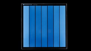 微软推出玻璃数据存储系统，单片容量 4.8 TB 且可保存逾万年微软研究院发表研究，推出名为“Project Silica”的玻璃数据存储系统。该技术利用高能激光在硼硅酸盐玻璃内部制造纳米级等离子体爆炸，以实现数据编码。一块直径 12 厘米、厚 2 毫米的玻璃板可存储 4.8 TB 数据，约合 200 万册图书。实验显示，该介质在 290 ℃ 高温下可保存至少 1 万年，且无需温控维护，解决了传统磁带及硬盘易降解的难题。Nature🍀在花频道 🍵茶馆聊天 📮投稿