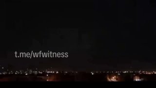 דווח כי צילומים של טילים איראנים פוגעים הערב בבחריין במהלך מתקפת טילים איראניים מחודשת הבוקר (חמישי) הבוקר.