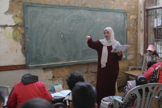 【加沙70万儿童失学】加沙儿童在受损的教室内上课，汗尤尼斯。2月7日，联合国儿童基金会警告称，2025年10月加沙停火迄今已有至少100名儿童在以色列袭击中遇难，死因包括空袭、无人机袭击、坦克炮击及中弹，其中约60名为男孩，约40名为女孩。加沙地带超过90%的学校遭到以色列军队破坏或摧毁，逾70万名学龄儿童被迫中断学业。联合国儿童基金会已在加沙地带设立超过110个学习场所为约13.5万名儿童提供教育，并计划2026年内帮助33.6万名加沙儿童重返课堂。 source