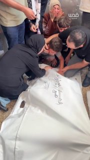 משהד כואב.. ילד נפרד מאביו, שנהרג מהפצצת כיבוש ברכב אזרחי סמוך לכניסה למדינת א-זהרה, באמצע רצועת עזה.