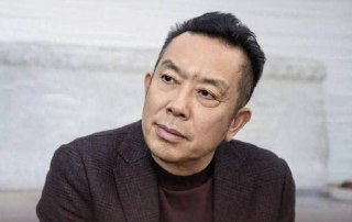 西贝贾国龙说预制工艺不是预制菜 做任何一道菜都需要预制9月12日，西贝创始人贾国龙接受《中国企业家》采访。《中国企业家》：现在社会上对预制菜存在焦虑情绪，你有感觉吗？您会在意这个吗？#贾国龙称生意不做了也要刚到底#贾国龙：感觉到了。原来挺在意的，现在我反而更冷静了。预制工艺不是预制菜。所有的菜都需要用到预制工艺，需要提前做，无非是在什么状态、用什么原料、工艺、调味品做。越是好的菜越要提前做，比如鱼翅、鲍鱼，得提前好几天发制，红烧肉也得提前十几个小时做。出餐效率、标准化程度越高的餐饮企业，预制程度越高。《中国
