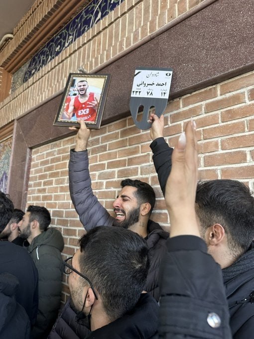 چند قرن بردگی: خواهر جاویدنام احمد خسروانی در صحفه تویتر خود این عکسها را بارگذاری کرد و نوشت:توی هر کانتینر بیش از ۲۰۰ تا پیکر بودما ک