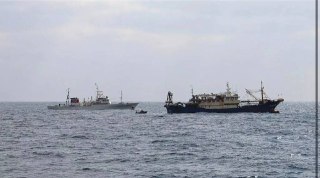 据日经新闻报道，日本释放了在长崎近海逮捕的中国渔船船长，称已经提交了保证支付担保金的书面文件。日方称逮捕中国籍船长的理由，是12日在距离日本长崎近海的日本专属经济区，未听从停船命令并驾船逃离，以涉嫌违反日本《渔业主权法》为由，在12日将渔船扣押，并当场逮捕。中国大陆表示不承认日本“单方面”划定的专属经济区。这是日本水产厅今年首次扣押外国渔船，扣押中国渔船则是2022年以来首次。  日本水产厅随后于13日晚透露，由于对方提交了保证支付担保金的书面文件，已将船长释放。