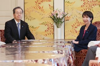 【日本公明党退出执政联盟】日本公明党党首齐藤铁夫与自民党总裁高市早苗举行会面，东京。10月10日，日本公明党宣布退出与自民党的执政联盟，结束长达26年的合作关系，理由为两党在「政治献金丑闻」整改问题上存在分歧。日本公明党党首公开表示，该党不会在国会首相指名投票中支持自民党总裁高市早苗。这意味着高市早苗无法获得当选首相所需的过半票数，原定10月15日举行的首相投票很可能被迫推迟。受政局前景不明影响，日经指数当天收盘下跌-1.01%，盘中最大跌幅超过600点并一度失守48000点。 source