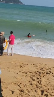 在海边拍照被🌊卷了，两个都没救回来#海南