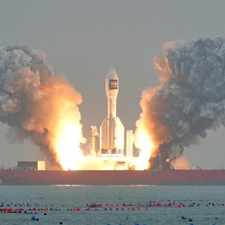 【「引力一号」一箭3星】「引力一号」遥二运载火箭在海上平台发射升空，山东海阳。10月11日，中国民营航天企业东方空间自主研制的「引力一号」固体运载火箭执行第2次发射任务，成功将吉林一号宽幅02B07星、数天宇星01和02试验星共3颗卫星送入预定轨道。「引力一号」是目前全球起飞推力最大的固体燃料运载火箭，采用三级半构型，高约30米，整流罩直径4.2米，起飞推力达600吨，近地轨道运载能力为6.5吨，500公里太阳同步轨道运载能力为4.2吨，具备规模化部署低轨卫星的能力。 source