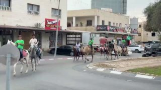 צפו: מצביעים ערבים-ישראלים יוצאים לקלפיות בעיר רהט שבדרום ישראל - האם כך נראה "אפרטהייד"? צפה ב-X.