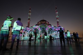 【第15届沙迦灯光节】第15届阿联酋沙迦灯光节，沙迦清真寺墙壁上投映灯光秀。本届灯光节从2月3日持续至15日，主题为「归属之光」（Reflections of Belonging），将在阿联酋境内13个地标性建筑和景点举办灯光秀，包括沙迦清真寺、拉菲萨大坝、霍尔法坎瀑布、阿尔达伊德堡等。阿联酋政府数据显示2025年旅游业收入达到2573亿迪拉姆（约合700亿美元），贡献国民经济总量的13%。 source