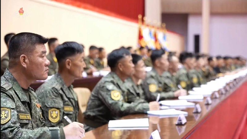 DPRK גם פרסמה תמונות במהלך פגישת קצינים בדרג גבוה, והציגה שילוב חדש של קמו/מדים