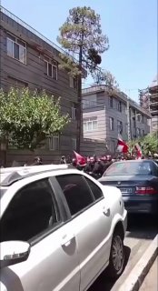 ‼️יידוי אבנים לעבר עיראקי שפוגע במכונית שלידו בהפרש של כמה מטרים&33;