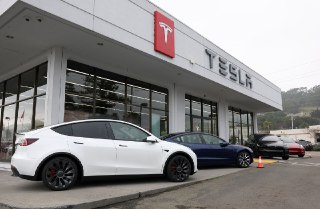 Tesla 正在重新设计车门把手以提升安全性特斯拉公司正在对其车门把手进行重新设计，计划将电子和手动开门机制合并为一个按钮，以便在紧急情况下让乘员更直观地操作。此前，美国国家公路交通安全管理局（NHTSA）已对部分特斯拉车型的车门安全展开调查，原因是外部把手失灵曾导致乘客被困，包括儿童。自 2018 年以来，NHTSA 已收到超过 140 起相关投诉。特斯拉首席设计师弗朗茨·冯·霍尔茨豪森表示，公司此举旨在提升紧急情况下的易用性。特斯拉车辆配备了室内手动开门装置，但位置不一且较难寻找，外部把手在断电时可能无