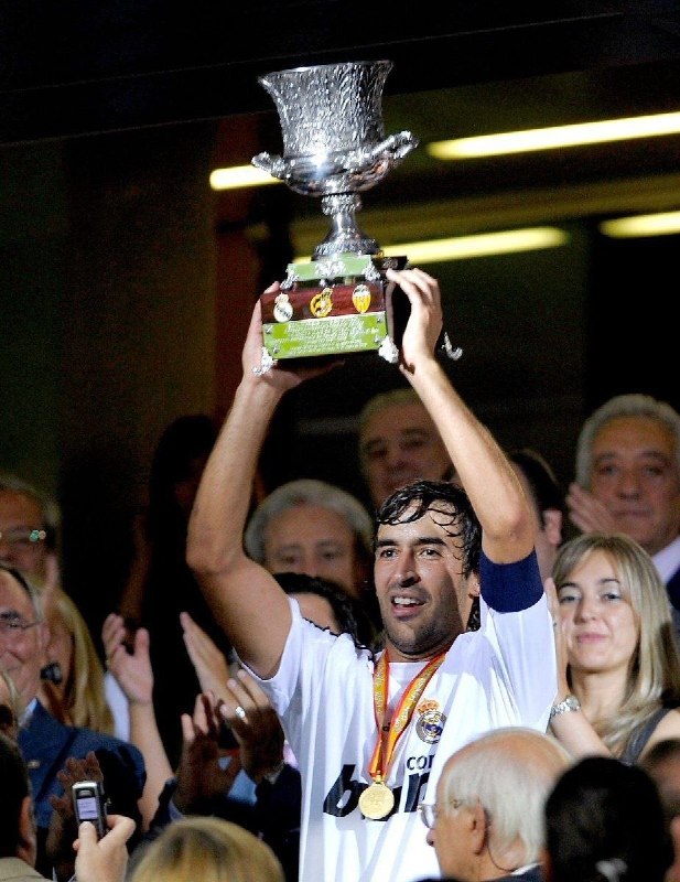 رئال مادرید | Real Madrid C.F: 📅🔙. ۱۸ سال پیش در چنین روزی:رئالمادرید با پیروزی ۴ بر ۲ مقابل والنسیا، قهرمان سوپرکاپ اسپانیا شد. 🔥🤍🆔 @RealMadridFans🇪🇸